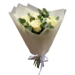 Композиция из 7 белых роз с эвкалиптом